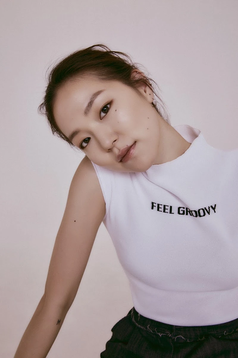 Singles — Beauty 사진 04